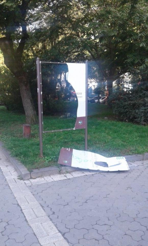 У Центрі троє тернопільських вандалів зруйнували інформаційну таблицю, фото №1 на сайті 20minut.ua
