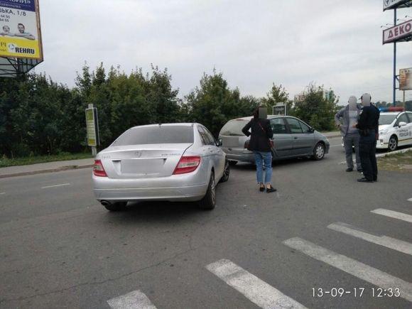 В центрі Хмельницького зіткнулися "Renault" і "Mercedes", фото №1 на сайті vsim.ua