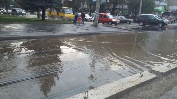 Переїзд на Космонавтів заливає. Транспортники були не в курсі (ОНОВЛЕНО) на сайті 20minut.ua Переїзд на Космонавтів заливає. Транспортники були не в курсі (ОНОВЛЕНО), фото №2 на сайті 20minut.ua