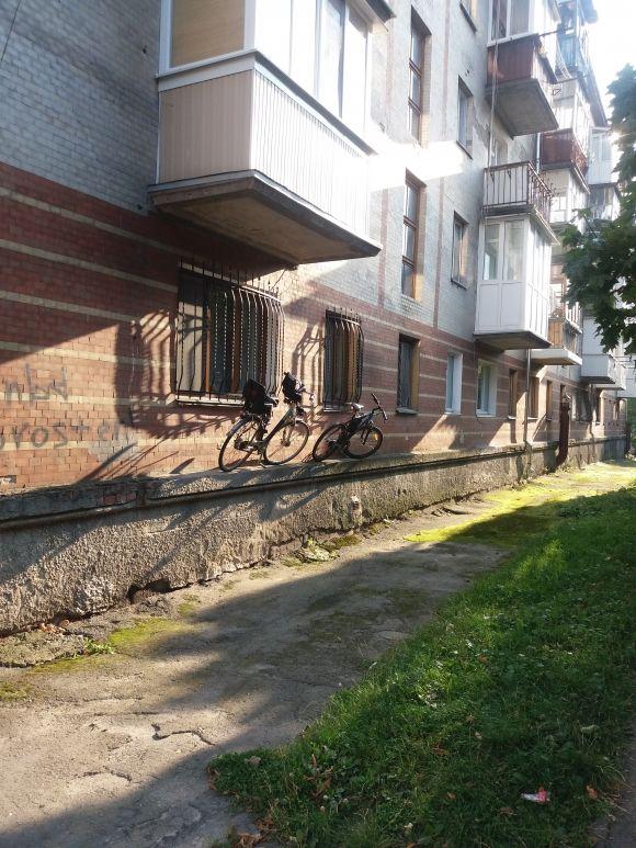 Фотофакт. Кмітливі житомиряни організували велопарковку  під вікнами квартири, фото №1 на сайті 20minut.ua