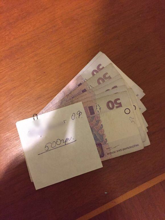 Двоє працівників Укртрансбезпеки попалися на хабарі в 1,5 тисяч гривень на сайті 20minut.ua Двоє працівників Укртрансбезпеки попалися на хабарі в 1,5 тисяч гривень, фото №1 на сайті 20minut.ua
