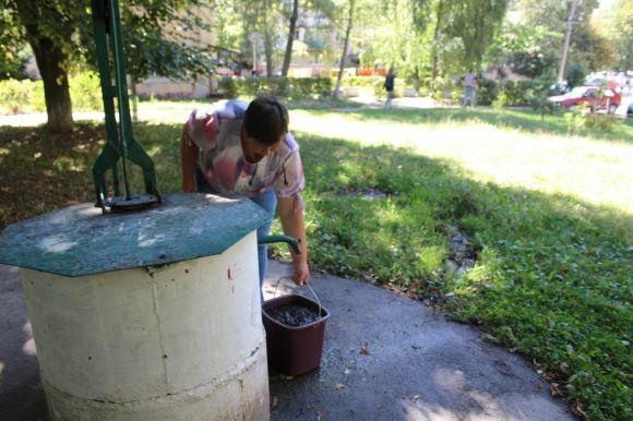Новини Вінниці - фото з На Космонавтів шукали, хто пошкодив криниці. Виявилось, їх просто лагодили На Космонавтів шукали, хто пошкодив криниці. Виявилось, їх просто лагодили, фото №4 на сайті 20minut.ua