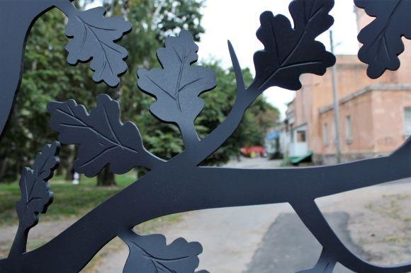 На огорожі Центрального парку тепер є металеві «дерева» на сайті 20minut.ua На огорожі Центрального парку тепер є металеві «дерева», фото №3 на сайті 20minut.ua