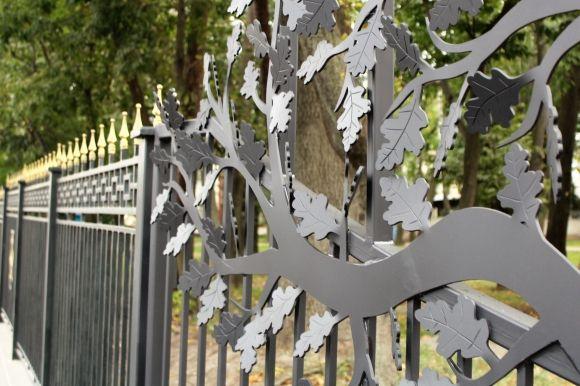 На огорожі Центрального парку тепер є металеві «дерева» на сайті 20minut.ua На огорожі Центрального парку тепер є металеві «дерева», фото №1 на сайті 20minut.ua