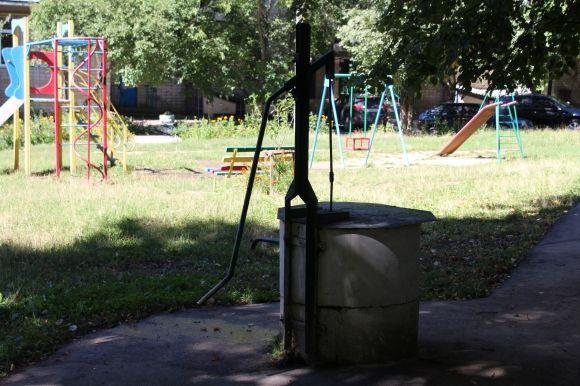 Новини Вінниці - фото з На Космонавтів шукали, хто пошкодив криниці. Виявилось, їх просто лагодили На Космонавтів шукали, хто пошкодив криниці. Виявилось, їх просто лагодили, фото №2 на сайті 20minut.ua