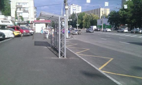 «Спиною» до дороги поставили зупинку біля Центрального парку, фото №3 на сайті 20minut.ua