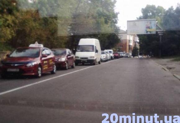 Через ДТП на Староміському мосту утворився затор до військового санаторію, фото №4 на сайті 20minut.ua