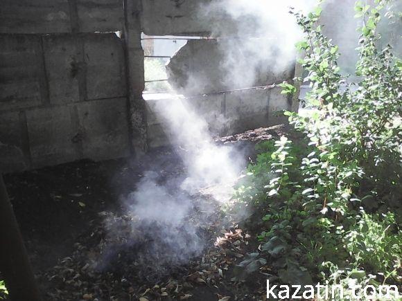 За парканом біля ЦРЛ палять листя, фото №1 на сайті 20minut.ua