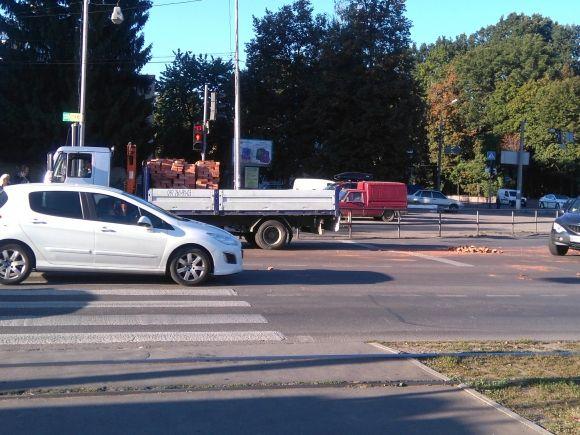 На розі Магістратської та Хмельницького шосе з вантажівки посипалася цегла, фото №3 на сайті 20minut.ua