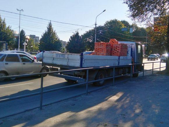 На розі Магістратської та Хмельницького шосе з вантажівки посипалася цегла, фото №1 на сайті 20minut.ua