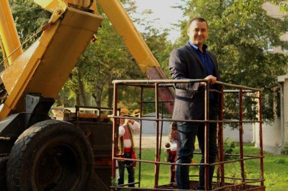 На Київській чоловік піднявся на автокрані, щоб зробити пропозицію коханій на сайті 20minut.ua На Київській чоловік піднявся на автокрані, щоб зробити пропозицію коханій, фото №4 на сайті 20minut.ua