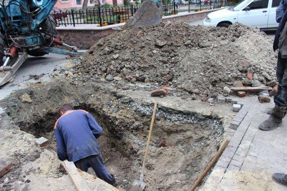 Фото дня: на вулиці Валовій ремонтують пошкоджену трубу, фото №1 на сайті 20minut.ua