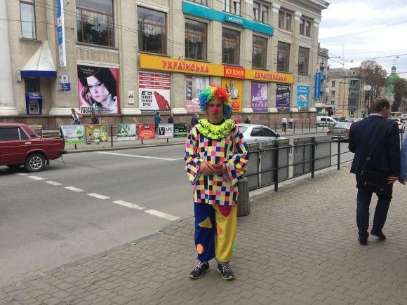 Фото дня: біля ЦУМу тернополянка злякалася клоуна на сайті 20minut.ua Фото дня: біля ЦУМу тернополянка злякалася клоуна, фото №2 на сайті 20minut.ua