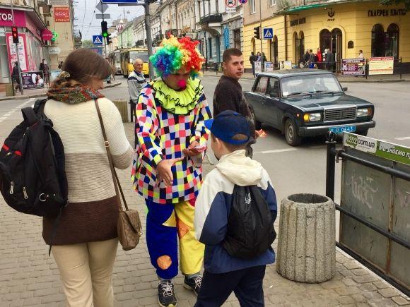 Фото дня: біля ЦУМу тернополянка злякалася клоуна на сайті 20minut.ua Фото дня: біля ЦУМу тернополянка злякалася клоуна, фото №1 на сайті 20minut.ua