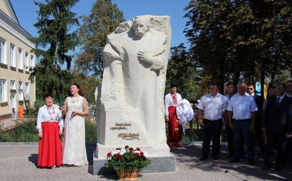 Три пам’ятники в Ольгополі — до Пушкіна приєдналися Шевченко і його Катерина на сайті 20minut.ua Три пам’ятники в Ольгополі — до Пушкіна приєдналися Шевченко і його Катерина, фото №7 на сайті 20minut.ua