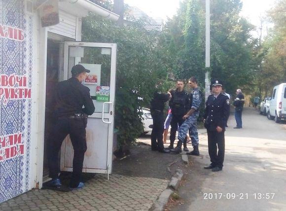 На зупинці Олександра Музики двоє невідомих підрізали продавчиню магазину на сайті 20minut.ua На зупинці Олександра Музики двоє невідомих підрізали продавчиню магазину, фото №1 на сайті 20minut.ua