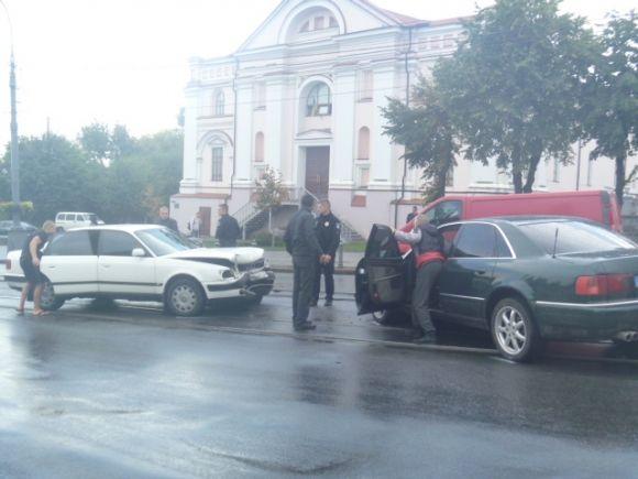 Перед Центральним мостом зіткнулися дві Audi. Постраждали тільки авто на сайті 20minut.ua Перед Центральним мостом зіткнулися дві Audi. Постраждали тільки авто, фото №2 на сайті 20minut.ua