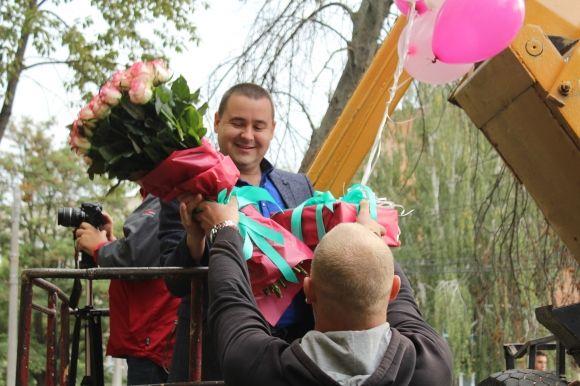 На Київській чоловік піднявся на автокрані, щоб зробити пропозицію коханій на сайті 20minut.ua На Київській чоловік піднявся на автокрані, щоб зробити пропозицію коханій, фото №3 на сайті 20minut.ua
