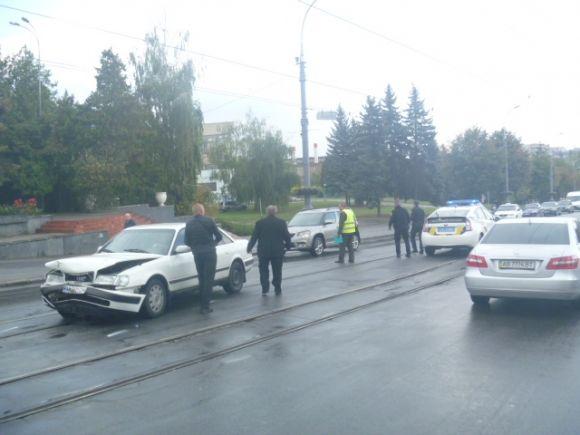 Перед Центральним мостом зіткнулися дві Audi. Постраждали тільки авто на сайті 20minut.ua Перед Центральним мостом зіткнулися дві Audi. Постраждали тільки авто, фото №3 на сайті 20minut.ua