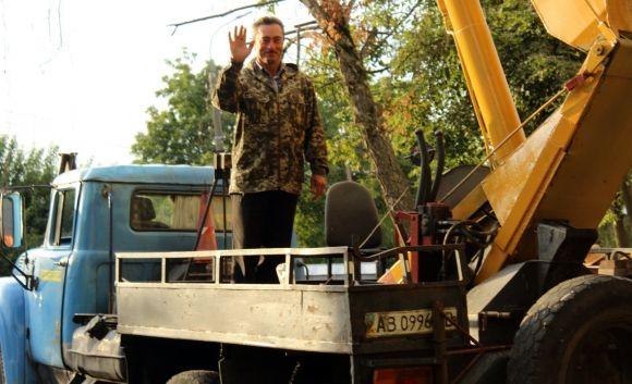 На Київській чоловік піднявся на автокрані, щоб зробити пропозицію коханій на сайті 20minut.ua На Київській чоловік піднявся на автокрані, щоб зробити пропозицію коханій, фото №2 на сайті 20minut.ua
