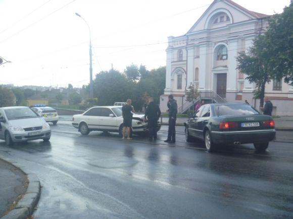 Перед Центральним мостом зіткнулися дві Audi. Постраждали тільки авто на сайті 20minut.ua Перед Центральним мостом зіткнулися дві Audi. Постраждали тільки авто, фото №1 на сайті 20minut.ua