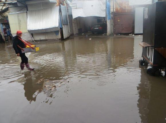 Хмельницький заливає дощем. «Поплила» взуттєва алейка на Толкучці на сайті vsim.ua Хмельницький заливає дощем. «Поплила» взуттєва алейка на Толкучці, фото №2 на сайті vsim.ua