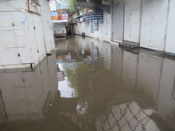 Хмельницький заливає дощем. «Поплила» взуттєва алейка на Толкучці на сайті vsim.ua Хмельницький заливає дощем. «Поплила» взуттєва алейка на Толкучці, фото №1 на сайті vsim.ua