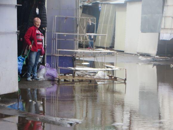 Хмельницький заливає дощем. «Поплила» взуттєва алейка на Толкучці на сайті vsim.ua Хмельницький заливає дощем. «Поплила» взуттєва алейка на Толкучці, фото №6 на сайті vsim.ua