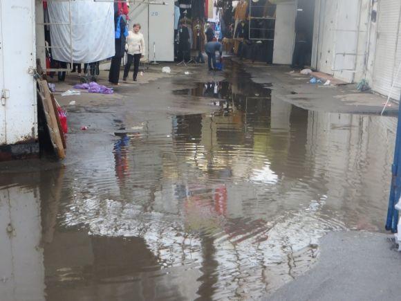 Хмельницький заливає дощем. «Поплила» взуттєва алейка на Толкучці на сайті vsim.ua Хмельницький заливає дощем. «Поплила» взуттєва алейка на Толкучці, фото №7 на сайті vsim.ua