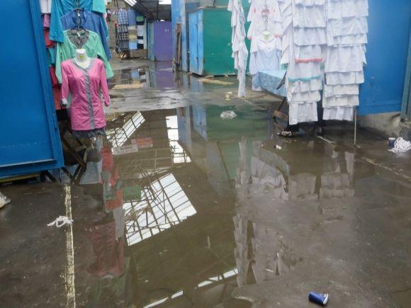 Хмельницький заливає дощем. «Поплила» взуттєва алейка на Толкучці на сайті vsim.ua Хмельницький заливає дощем. «Поплила» взуттєва алейка на Толкучці, фото №9 на сайті vsim.ua