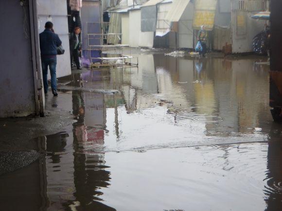 Хмельницький заливає дощем. «Поплила» взуттєва алейка на Толкучці на сайті vsim.ua Хмельницький заливає дощем. «Поплила» взуттєва алейка на Толкучці, фото №4 на сайті vsim.ua