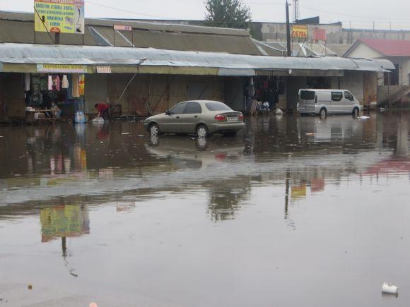 Хмельницький заливає дощем. «Поплила» взуттєва алейка на Толкучці на сайті vsim.ua Хмельницький заливає дощем. «Поплила» взуттєва алейка на Толкучці, фото №15 на сайті vsim.ua