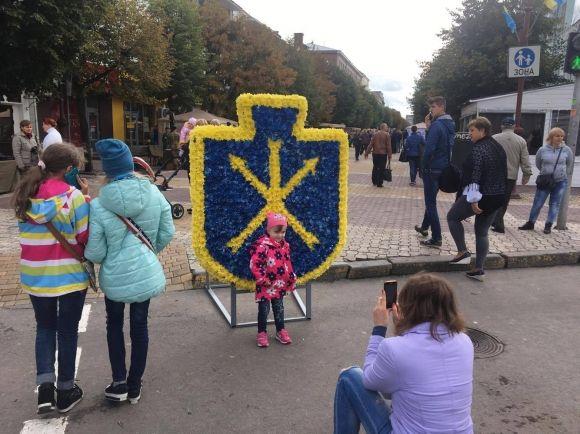 В центрі хмельничани можуть сфотографуватися біля квіткового герба на сайті vsim.ua В центрі хмельничани можуть сфотографуватися біля квіткового герба, фото №1 на сайті vsim.ua