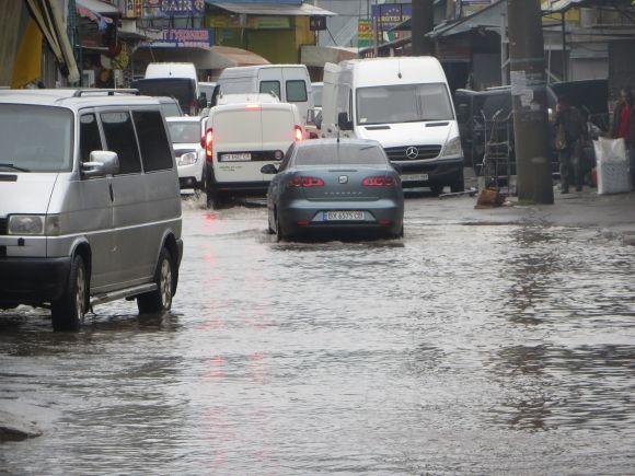 Хмельницький заливає дощем. «Поплила» взуттєва алейка на Толкучці на сайті vsim.ua Хмельницький заливає дощем. «Поплила» взуттєва алейка на Толкучці, фото №11 на сайті vsim.ua