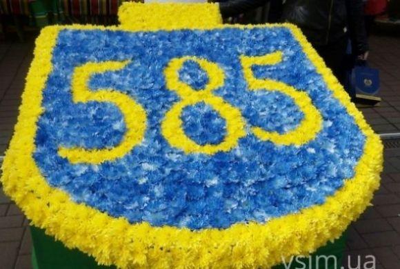 В центрі хмельничани можуть сфотографуватися біля квіткового герба на сайті vsim.ua В центрі хмельничани можуть сфотографуватися біля квіткового герба, фото №2 на сайті vsim.ua