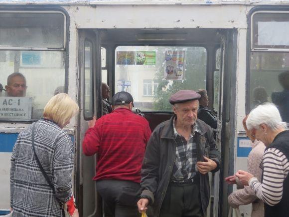 Без кондукторів і задарма: з самого ранку тролейбуси у Хмельницькому переповнені, фото №5 на сайті vsim.ua