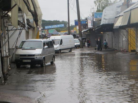 Хмельницький заливає дощем. «Поплила» взуттєва алейка на Толкучці на сайті vsim.ua Хмельницький заливає дощем. «Поплила» взуттєва алейка на Толкучці, фото №13 на сайті vsim.ua
