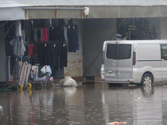 Хмельницький заливає дощем. «Поплила» взуттєва алейка на Толкучці на сайті vsim.ua Хмельницький заливає дощем. «Поплила» взуттєва алейка на Толкучці, фото №17 на сайті vsim.ua