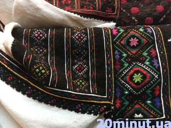 У краєзнавчому музеї борщівські сорочки висять просто на дерев`яних вішаках, фото №3 на сайті 20minut.ua