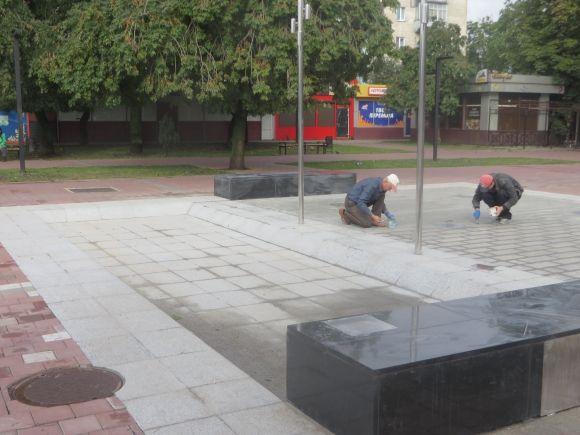 Новини Хмельницького - фото з Будівельники не встигли закінчити ремонт привокзальної площі до Дня міста Будівельники не встигли закінчити ремонт привокзальної площі до Дня міста, фото №5 на сайті vsim.ua