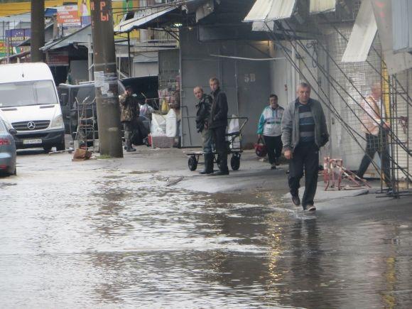 Хмельницький заливає дощем. «Поплила» взуттєва алейка на Толкучці на сайті vsim.ua Хмельницький заливає дощем. «Поплила» взуттєва алейка на Толкучці, фото №12 на сайті vsim.ua