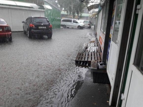 Хмельницький заливає дощем. «Поплила» взуттєва алейка на Толкучці на сайті vsim.ua Хмельницький заливає дощем. «Поплила» взуттєва алейка на Толкучці, фото №18 на сайті vsim.ua