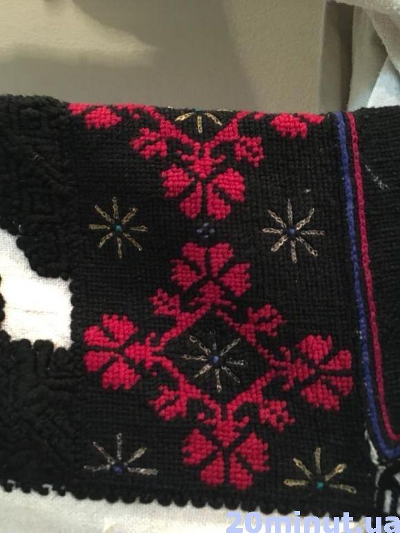 У краєзнавчому музеї борщівські сорочки висять просто на дерев`яних вішаках, фото №2 на сайті 20minut.ua