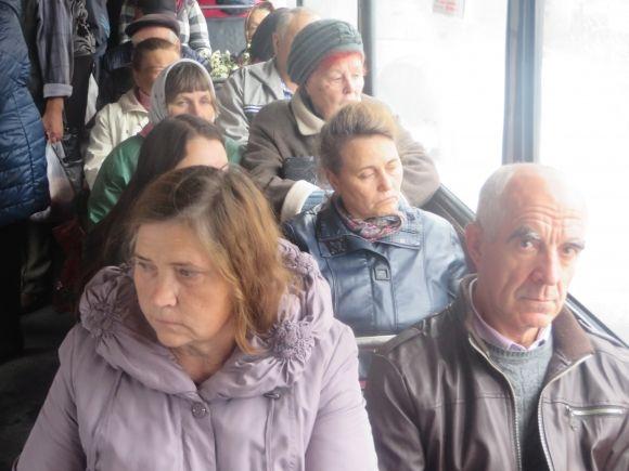 Без кондукторів і задарма: з самого ранку тролейбуси у Хмельницькому переповнені, фото №2 на сайті vsim.ua