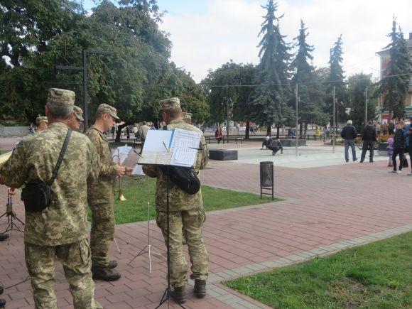 Новини Хмельницького - фото з Будівельники не встигли закінчити ремонт привокзальної площі до Дня міста Будівельники не встигли закінчити ремонт привокзальної площі до Дня міста, фото №6 на сайті vsim.ua