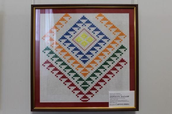 Ляльки-трансформери та вишивки фізиків — в краєзнавчому відкрилася виставка Ірини Савчук на сайті 20minut.ua Ляльки-трансформери та вишивки фізиків — в краєзнавчому відкрилася виставка Ірини Савчук, фото №4 на сайті 20minut.ua