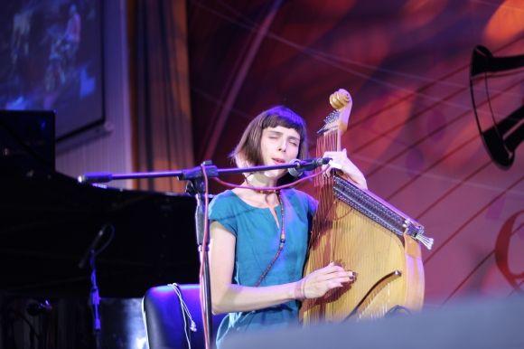 Перший день VINNYTSIA JAZZFEST: як співати без слів та грати на гітарі з цигаркової коробки на сайті 20minut.ua Перший день VINNYTSIA JAZZFEST: як співати без слів та грати на гітарі з цигаркової коробки, фото №5 на сайті 20minut.ua