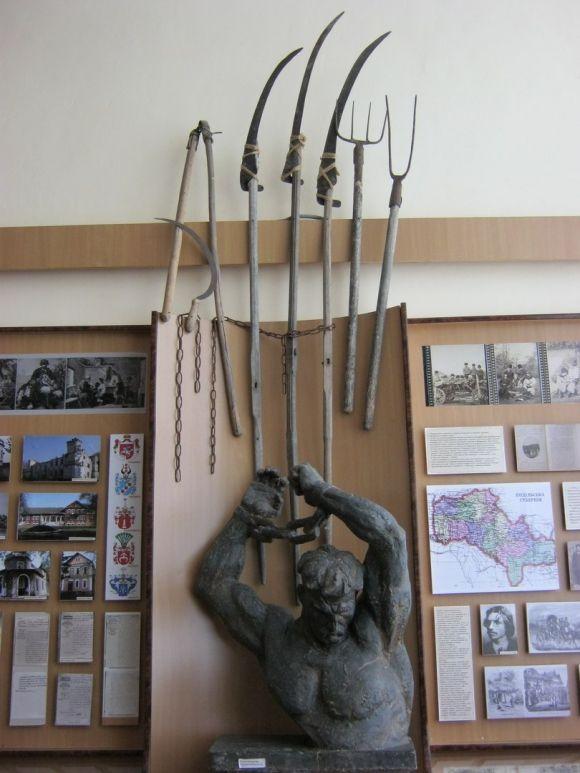 «Незнана Хмельниччина»: католицький цвинтар і палац останніх власників Деражні на сайті vsim.ua «Незнана Хмельниччина»: католицький цвинтар і палац останніх власників Деражні, фото №6 на сайті vsim.ua