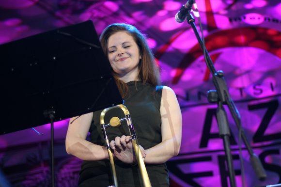 Перший день VINNYTSIA JAZZFEST: як співати без слів та грати на гітарі з цигаркової коробки на сайті 20minut.ua Перший день VINNYTSIA JAZZFEST: як співати без слів та грати на гітарі з цигаркової коробки, фото №13 на сайті 20minut.ua