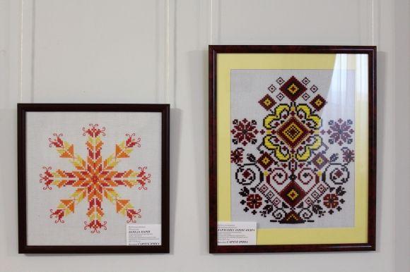 Ляльки-трансформери та вишивки фізиків — в краєзнавчому відкрилася виставка Ірини Савчук на сайті 20minut.ua Ляльки-трансформери та вишивки фізиків — в краєзнавчому відкрилася виставка Ірини Савчук, фото №5 на сайті 20minut.ua